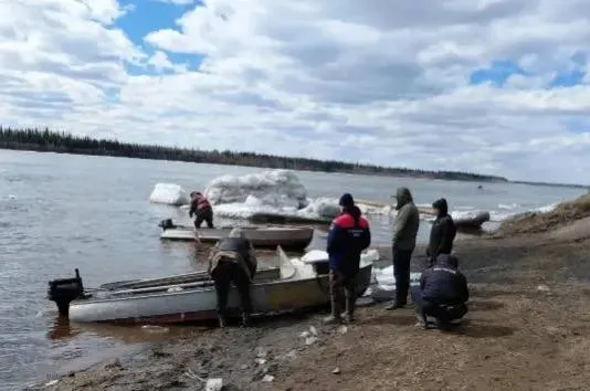 В Якутии ищут утонувшего после опрокидывания лодки 9 мая 2026 года в Алданском районе на реке Кырбыкан левый приток реки Амга перевернулась лодка с двумя мужчинами на борту Один из них выплыл и добрался до охотничьей избы Местонахождение второго человека неизвестно Поиски пропавшего велись волонтерами и родственниками выход на воду запрещен в связи с ледоходом и высоким уровнем воды Сегодня 15 мая на поиски пропавшего из Якутска выехала группа спасателей из трех человек Фото Служба спасения РС Я Подробнее в МАХ