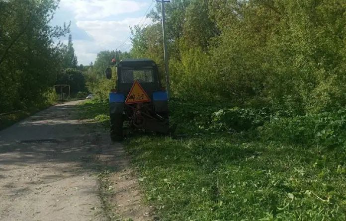 Коммунальные службы Саранска продолжают вести борьбу с опасным растением - борщевиком. Борщевик Сосновского в эти дни специалисты ликвидировали в поселке Пушкино, в районе подвесного моста на улице Полежаева, на территории около станции Юннатов, учхоза у Ботанического сада, на улицах 1-я Набережная и Ботевградская. В основном городские службы работают с помощью техники. Однако в труднодоступных местах приходится убирать борщевик с помощью триммеров. "Административно–техническая инспекция просит собственников земельных участков и организации, в чьем оперативном управлении они находятся, обратить пристальное внимание и принять действенные меры по удалению борщевика", — призывают в мэрии Саранска.