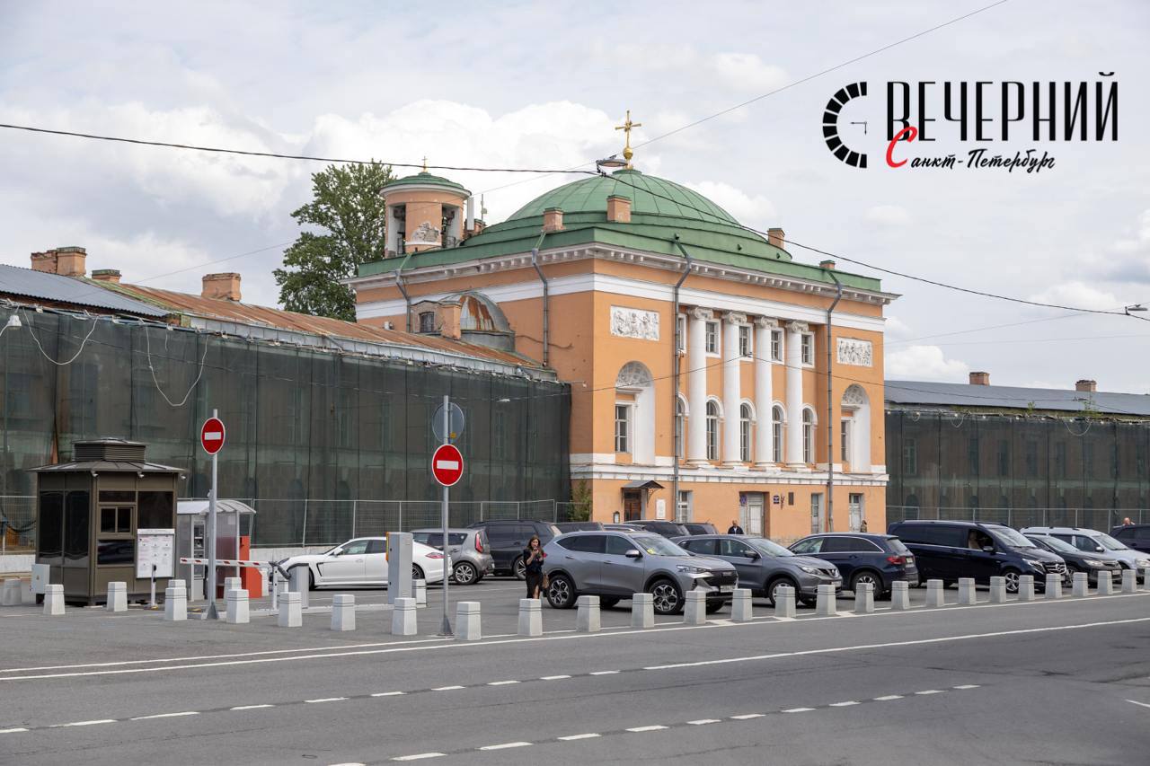 Конюшенному ведомству в Петербурге вернут исконный облик  В Петербурге до конца лета планируют утвердить проект реставрации Конюшенного ведомства. Документ предусматривает приспособление памятника под многофункциональный центр, в котором будут концертные площадки, территории для детского и семейного досуга, кафе и рестораны, литературный клуб.  «Создадим там общественное пространство с музеем и выставочными залами. Уверен, что Конюшенное ведомство станет новым культурным центром нашего города»,  — заявил губернатор Северной столицы Александр Беглов.  Фото: Александр Глуз, Олег Золото Вечерний Санкт-Петербург