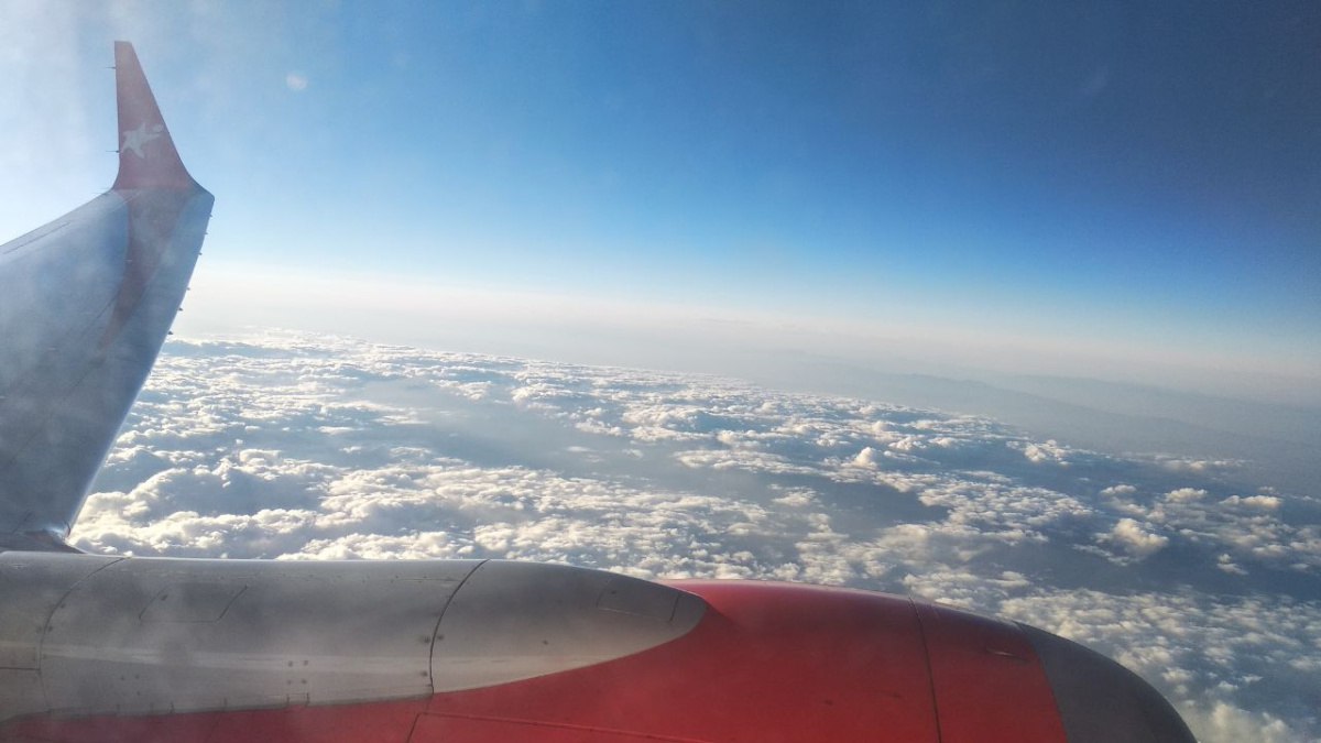 Самолет из Антальи резко сменил высоту в небе над Самарой Самолет Boeing 767 авиакомпании Azur Air, выполнявший рейс из Антальи в Москву, неожиданно начал набирать высоту, несмотря на указания авиадиспетчеров. По сообщению Telegram-канала AVIAINCIDENT, причиной стал автоматический сигнал системы безопасности, которая предупреждает об опасном сближении с другим воздушным судном. Это случилось на высоте более 10 тысяч метров в зоне ответственности Самарского авиационного центра. Пилоты мгновенно отреагировали на сигнал и начали экстренное изменение курса. По предварительным данным, встречный самолёт рейс из Москвы в Ереван не нарушал свой курс и летел стабильно. Однако автоматическая система на борту Boeing всё равно «увидела» потенциальную угрозу и сработала в аварийном режиме. В результате самолёты благополучно разошлись - ни пассажиры, ни экипаж не пострадали, но специалисты уже начали разбор произошедшего. : ГТРК Самара