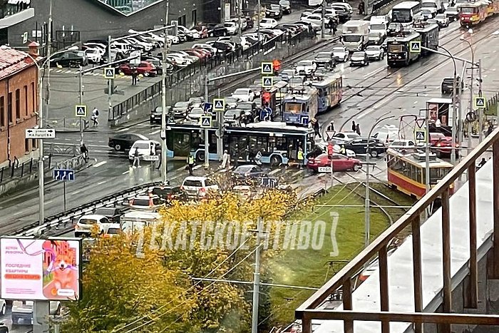 В центре Екатеринбурга столкнулись трамвай троллейбус и две машины На перекрёстке Малышева Московская что возле Алатыря столкнулись два автомобиля трамвай и троллейбус Трамвай 10 проезжал сначала троллейбус его пропускал а потом троллейбус поехал на большой скорости как и машина застрявшая между трамваем поэтому трамвай резко затормозил и ещё одна машина влетела в трамвай Удар был сильный трамвай покачнулся немного рассказала порталу E1 RU одна из пассажирок трамвая В ГИБДД Екатеринбурга сообщили что в аварии никто не пострадал uralweb ru