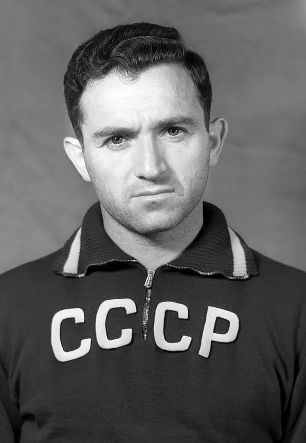 На сотом году жизни скончался Никита Симонян Олимпийский чемпион по футболу 1956 года в составе сборной СССР и лучший бомбардир в истории московского Спартака ушёл из жизни в возрасте 99 лет Об этом сообщает Матч ТВ До последних дней жизни Никита Палыч работал в Российском футбольном союзе Om1 Омск в MAX