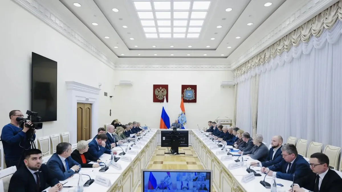 Вячеслав Федорищев озвучил кадровые решения в Правительстве Самарской области Губернатор Вячеслав Федорищев отправил в отставку министра транспорта и автомобильных дорог Самарской области Артура Абдрашитова Свое решение он озвучил на оперативном совещании в Правительстве региона в понедельник 20 апреля Администрацией губернатора была проведена работа по анализу реализации больших направлений не только министерства транспорта всех ведомств за последние 5 лет В этой связи просил чтобы у Артура Игоревича было время в другом формате на другой работе по некоторым вопросам подготовить более подробную информацию С четверга он уходит в отставку заявил Вячеслав Федорищев Кроме того руководитель области представил нового помощника Глеба Гордеева На основе своего опыта в том числе в зоне проведения специальной военной операции он будет заниматься координацией работы Правительства по внедрению технологий беспилотных летательных систем Дополнительным функционалом губернатор наделил заместителя председателя Правительства министра финансов Самарской области Ольгу Собещанскую По поручению Вячеслава Федорищева она будет координировать работу по нескольким направлениям Прежде всего это касается цифровизации процессов За последний месяц мы провели достаточно большую работу вместе с федеральным центром координационным центром Правительства России министерством связи и цифровых коммуникаций лично министром Максутом Шадаевым и увидели очень низкую базу в этом направлении а она уже сейчас очень активно бьет по нашим возможностям в том числе по консолидации бюджета Мы многое не внедряем то что позволяет эффективно расходовать бюджетные средства которые мы все как налогоплательщики формируем отметил губернатор Второе направление полноценная оптимизация процессов в государственном управлении в Самарской области которые приведут к сокращению в том числе и штатной численности Такое поручение глава региона давал еще в сентябре 2024 года По этому направлению мы продвинулись недалеко Поэтому Ольга Всеволодовна Собещанская вместе с председателем правительства Виталием Алексеевичем Шабалатовым будут по моему поручению эту работу координировать обозначил Вячеслав Федорищев Напомню что процесс оптимизации и консолидации бюджета должен нести позитивные изменения Помимо прочего Ольге Собещанской поручено решение вопросов эффективности профессиональных спортивных клубов Самарской области Напомним еще в сентябре 2024 года Вячеслав Федорищев ставил задачу по привлечению внебюджетных источников финансирования клубов чтобы сократить нагрузку на областной бюджет Здесь по некоторым направлениям продвинулись Появился партнер хоккейного клуба Лада повысилась доля софинансирования из внебюджетных средств футбольного клуба Крылья Советов Но вопросов очень много и они связаны не со спортивной частью а именно с принципами финансирования подчеркнул губернатор Глава региона добавил что очень много людей пишут в систему ЦУР в МАКС обращая внимание на перекосы которые есть в спортивных клубах в период когда везде идет процесс эффективной оптимизации Как отметил Вячеслав Федорищев жители области справедливо спрашивают к примеру о решении по сокращению на этот год программы по пляжному футболу Крылья Советов Мы должны перейти на модель в которой по сути Правительство через одно учреждение управляет профессиональным спортом не спортивной частью а именно там где мы выделяем бюджетные средства где есть экономическая эффективность поставил задачу губернатор Он добавил что работа со средствами которые выделяются из регионального бюджета должна быть вдумчивой У Ольги Всеволодовны есть подобный опыт в том субъекте в котором она работала до Самарской области Поэтому прошу Ольгу Всеволоду в эту работу включиться Необходимо вместе с руководством клубов очень быстро и эффективно эту работу построить резюмировал Вячеслав Федорищев Иван Макеев ГТРК Самара MAX lВК lОК lСАЙТ