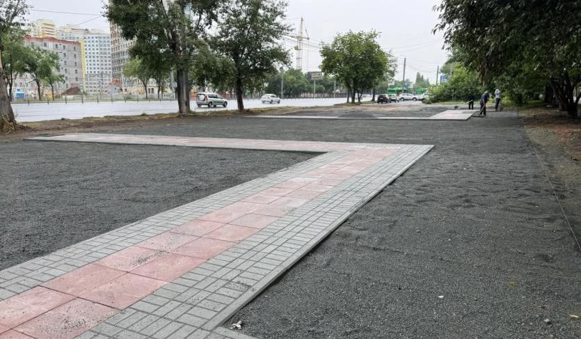 На Ворошилова в Челябинске создают сквер, на проспекте Победы – пешеходную зону Работы по благоустройству сквера на улице Ворошилова и пешеходной зоны на проспекте Победы в Калининском районе Челябинска могут быть завершены раньше срока. Такую задачу поставил перед подрядчиками глава города Алексей Лошкин – чтобы жители смогли насладиться отдыхом на новых общественных пространствах уже этим летом. ПОДРОБНЕЕ URALPRESS.RU
