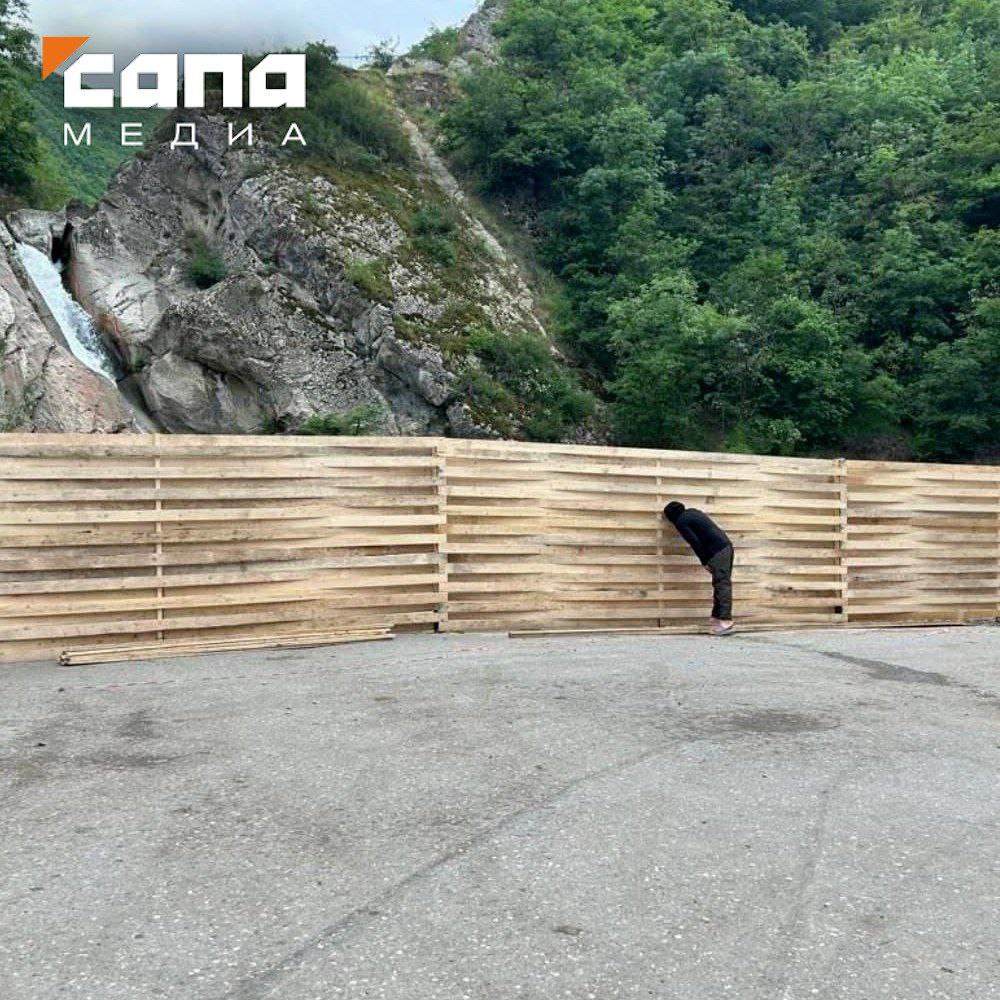 В Дагестане туристы смогут полюбоваться Ханагским водопадом только за деньги Вдоль границы Ханагского водопада начали устанавливать двухметровый забор протяженностью 50 метров. Работы ведет региональная Дирекция особо охраняемых природных территорий, охраны животного мира и водных биоресурсов. Забор ставят, чтобы брать плату за посещение водопада с тех, кто не проживает в населенных пунктах в границах особо охраняемых природных территорий. По данным «Сапы», стоимость посещения составит 100–150 рублей. «Собранные денежные средства будут направлены на благоустройство территории памятника природы "Ханагский водопад", а именно: установку столбов с освещением, скамеек, строительство моста через реку, обустройство смотровой площадки», — сообщили в дирекции. Там добавили, что для местных жителей проход к водопаду будет бесплатным. Сегодня министр природных ресурсов и экологии Дагестана Ратмир Расулов прибыл с рабочим визитом в Табасаранский район. Он осмотрит территорию Ханагского водопада, где уже идут работы по благоустройству.