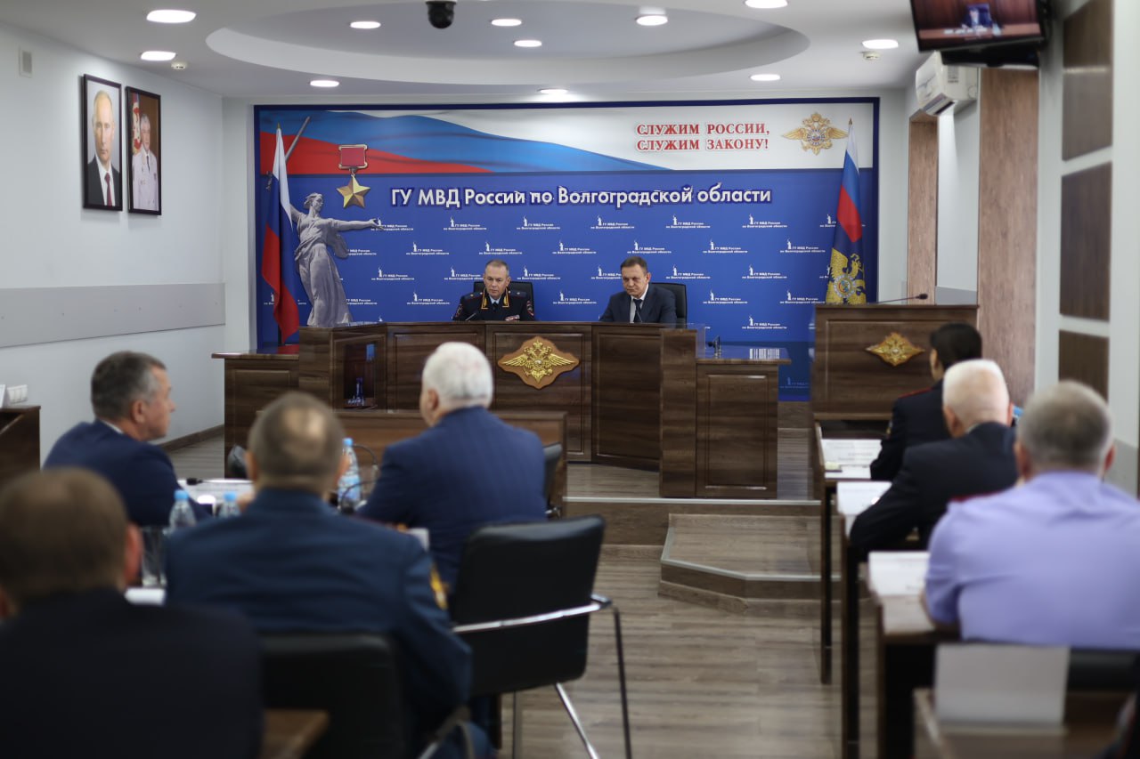 В Волгограде состоялось официальное представление руководителя регионального Главного управления МВД России.   Сегодня временно исполняющий обязанности министра внутренних дел РФ Игорь Зубов в режиме видео-конференц-связи представил личному составу назначенного Указом Президента России начальника ГУ МВД РФ по Волгоградской области генерал-майора полиции Дмитрия Свинова.   В мероприятии принял участие председатель Волгоградской областной Думы Александр Блошкин.   Акцентировано  внимание на необходимости держать на постоянном контроле работу по предупреждению и пресечению криминальных посягательств против личных и имущественных прав граждан, совершенных с использованием ИТ-технологий.   Не менее ответственное направление – вопросы, связанные с миграционной ситуацией.   Серьезное внимание также необходимо уделить обеспечению безопасности дорожного движения, выстраиванию системной работы с несовершеннолетними, пресечению наркопреступлений.    Подписаться!