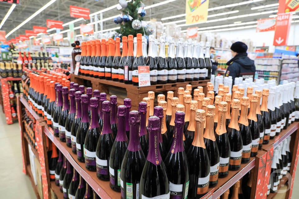 В Волгограде молодого папу осудили за кражу водки и форели В колонию он не отправится. Дзержинский районный суд признал виновным 19-летнего волгоградца в краже товаров из супермаркета. Парень вынес их магазина несколько бутылок водки стоимостью 900 рублей каждая, несколько кусков белорусского сыра и упаковку слабосоленой форели, сообщают "Городские вести", со ссылкой на решение суда. Охраннику магазина, заметившего преступника, не удалось его догнать. Однако деяния злоумышленника попали на камеры наблюдения. Поэтому вскоре его задержали. В содеянном он признался и выразил раскаяние. Суд установил, что у молодого человека есть ребенок, а его гражданская жена беременна вторым. С учетом данных и других обстоятельств суд приговорил мужчину к 1 году исправительных работ с удержанием ежемесячно в доход государства 10 % заработка.