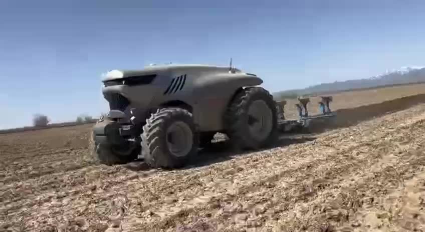 Китай внедряет беспилотные тракторы в сельское хозяйство