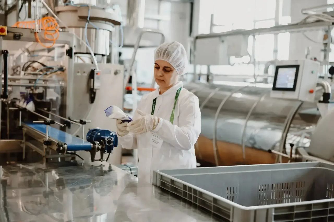 В Новомичуринске Рязанской области открылся завод лечебного питания Об этом на своей странице в соцсети сообщил глава региона Павел Малков Он отметил что на предприятии оборудован комплекс оснащённый современным оборудованием и автоматизированными линиями всё соответствует международным стандартам безопасности и качества Завод обеспечит современными лечебным питанием пациентов по всей России Объём инвестиций в проект 1 8 млрд рублей создано около 200 рабочих мест Это важное событие не только для Рязанской области но и для всей страны Сегодня более 80 специализированного энтерального питания в России импортное Новый завод поможет изменить эту ситуацию Это единственное подобное предприятие которое использует российские научные разработки и внедряет их в производство написал Павел Малков Завод вошёл в кластер медицинской и фармацевтической промышленности Рязанской области который объединяет ведущие предприятия и образовательные организации отрасли Фото со страницы губернато