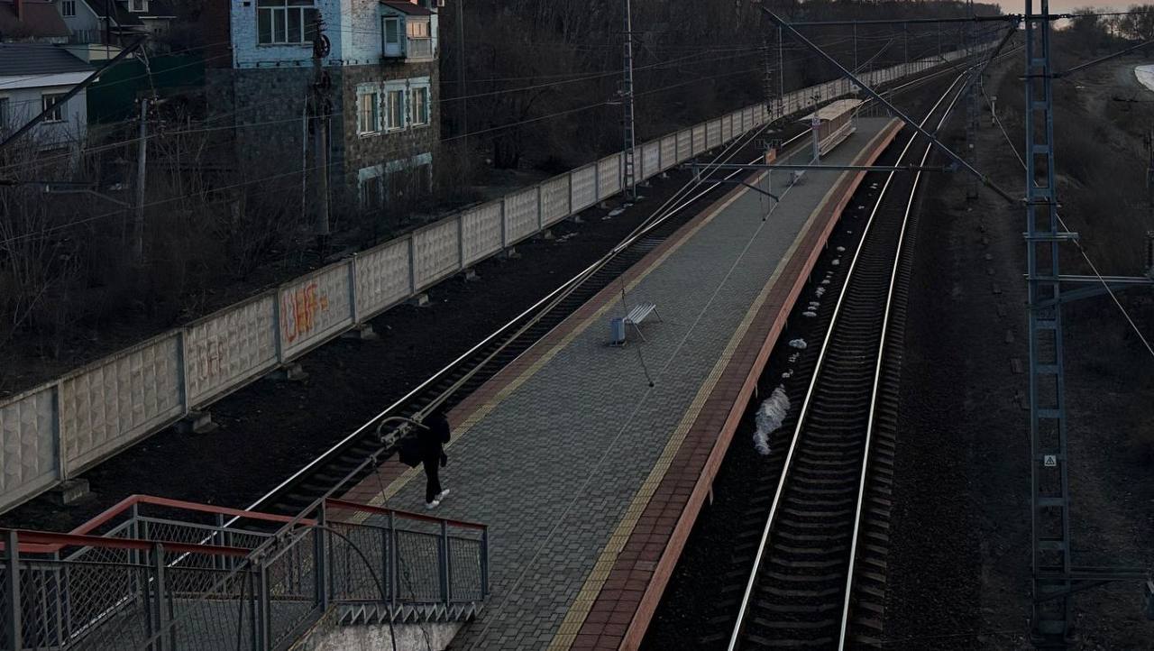 В Приморье мужчина погиб на путях под колесами грузового поезда Трагедия произошла около трех часов ночи на станции Лазо. Мужчина попытался пересечь железнодорожные пути перед приближающимся грузовым поездом и не среагировал на звуковой сигнал. Машинист применил экстренное торможение, однако избежать наезда не удалось. От полученных травм мужчина погиб на месте. По факту происшествия проводится проверка для выяснения всех обстоятельств. Источник: