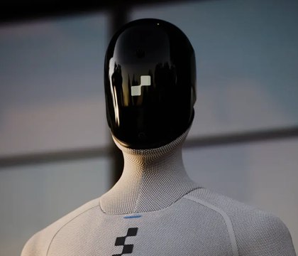Робот Figure 03 от Figure AI продемонстрировал на видео челночный бег Компания Figure AI ответила на вызов Tesla опубликовал видео с гуманоидным роботом Figure 03 демонстрирующим короткую челночную пробежку Обновление стало прямым ответом на вызов в социальных сетях После публикации Tesla видео с андроидом Optimus на котором по оценкам аналитиков была показана скорость около 13 5 км ч пользователь X Йоаким Вискинд тегнул основателя Figure Бретта Эдкока написав Ваш ход