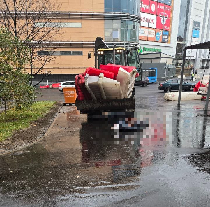 Тракторист задавил женщину на тротуаре на улице Маршала Василевского в Щукино Все обстоятельства смертельного ДТП устанавливают сотрудники Госавтоинспекции Подпишись на Агентство Москва Мы в МАХ