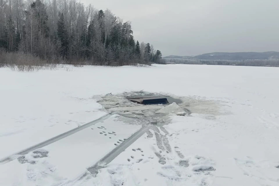 Ушла в воду по самую крышу: в Челябинской области машина провалилась под лед  В Челябинской области поездка по льду обернулась чрезвычайным происшествием. Машина провалилась в воду и утонула.  Инцидент произошел на Аргазинском водохранилище. Как рассказали в региональном ГУ МЧС, «Нива» успела на 25 метров отъехать от берега, а потом лед не выдержал.  Водителю и пассажиру удалось выбраться из автомобиля до того, как он скрылся под водой. Оба не пострадали.