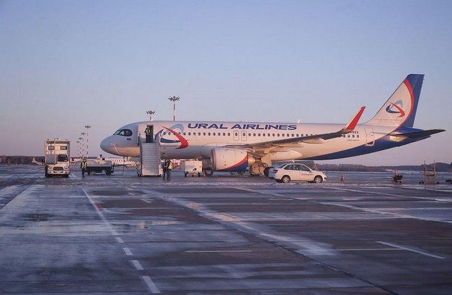 Уральские авиалинии снизили перевозки из за простоев самолетов Airbus A320neo Одна из крупнейших частных российских авиакомпаний Уральские авиалинии снизила объемы пассажирских перевозок в том числе из за проблем с поддержанием летной годности самолетов Airbus A320neo Об этом перевозчик упомянул в отчете о своей деятельности за первую половину года За это время авиакомпанией перевезено 3 9 млн пассажиров что на 7 меньше чем за аналогичный период 2024 года Доля авиакомпании в общем объеме пассажирских авиаперевозок страны также снизилась и составила 7 7 Тем не менее она сохранила свою позицию пятой крупнейшей авиакомпании страны По состоянию на июнь в ее сертификате эксплуатанта числилось три A320neo и восемь более вместительных A321neo Они составляют пятую часть парка авиакомпании которая эксплуатирует исключительно узкофюзеляжные самолеты Airbus Уральские авиалинии стали вторым российским перевозчиком который вынужден сокращать перевозки из за проблем с A320neo после S7 Последняя из за схожих проблем снизила пассажиропоток на 19 в 2024 году Однако она эксплуатирует самолеты этого поколения с редукторными двигателями PW1100G которые считаются более проблемными чем LEAP 1A установленные на самолетах Уральских авиалиний Подробнее Фото Уральские авиалинии Подписаться на ATOjournal