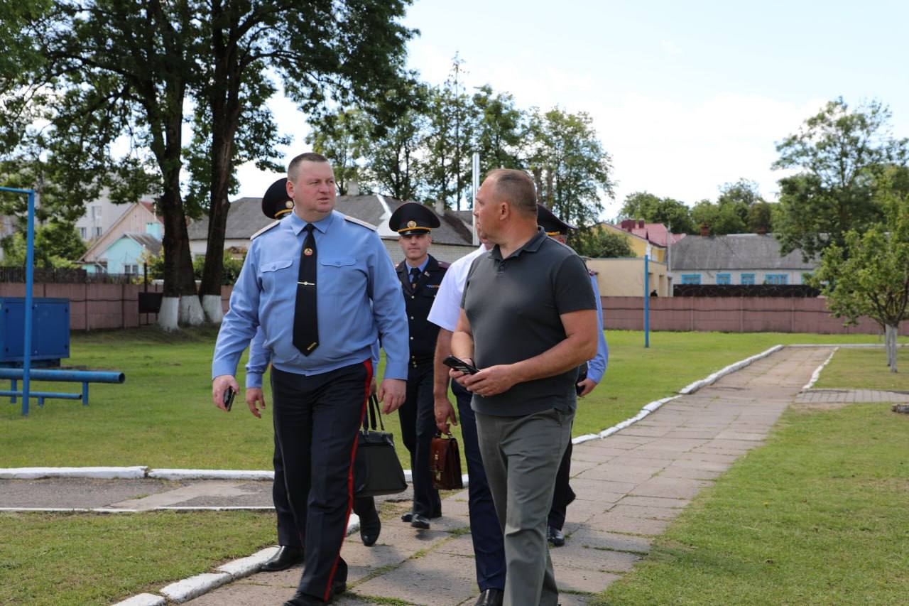 Начальник управления внутренних дел Гродненского облисполкома Дмитрий Резенков посетил с рабочим визитом Щучинский РОВД Генерал-майор милиции ознакомился с условиями, в которых несут службу сотрудники подразделения, укомплектованностью необходимым для выполнения служебных обязанностей. Руководитель УВД заслушал доклады заместителей начальника РОВД. Им указано на необходимость активизации работы по оказанию профилактического воздействия в отношении трудоспособных лиц, незанятых в экономике, в том числе ведущих асоциальный образ жизни, а также по дальнейшей модернизации материально-технической базы отдела. Дмитрий Юрьевич поблагодарил руководителей и поручил передать личному составу РОВД слова благодарности за работу, отметив, что безопасность людей в районе обеспечена на высоком уровне .