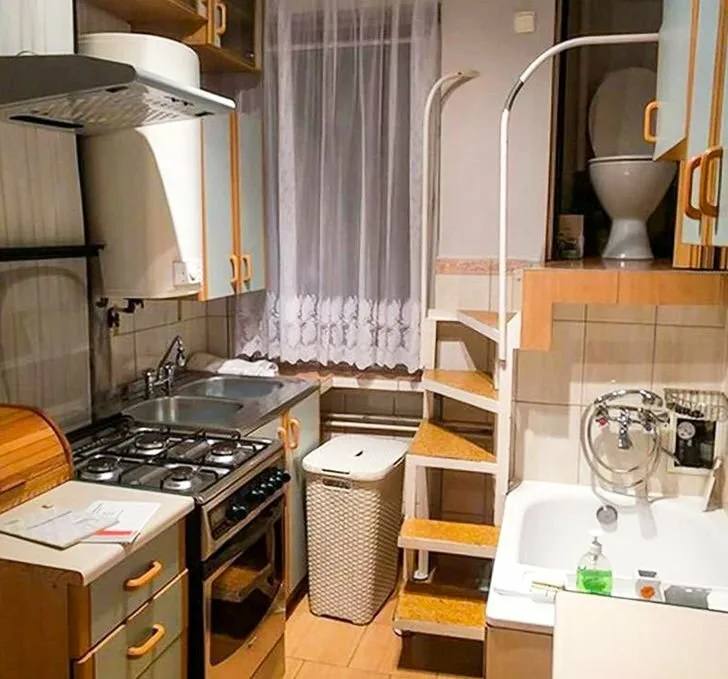 В Казани самая бюджетная квартира обойдётся в 1 9 млн рублей за эти деньги можно стать счастливым владельцем 10 квадратных метров на Дементьева По сути это не квартира а апартаменты для йогов шагнул и сразу в соседнюю комнату А вот на другом полюсе апартаменты за 300 млн рублей Там уже столько места что можно потеряться если не оставить хлебные крошки по пути Подписаться КазанДА