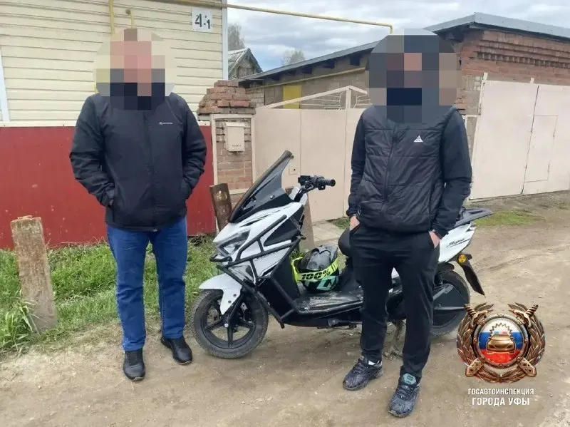 В Уфе поймали 15 летнего скутериста Подростка на Кунхао инспекторы остановили на улице Сосновской Выяснилось что 15 летний парень гонял по городу без прав и какого либо обучения На место сразу вызвали отца юного гонщика В его присутствии сына отстранили от руля а сам скутер погрузили на эвакуатор и увезли на штрафстоянку Теперь родителям придется ответить за плохое воспитание материалы уже передали в комиссию по делам несовершеннолетних Семью могут поставить на профилактический учет Помните такие поездки без навыков и прав часто заканчиваются трагедией