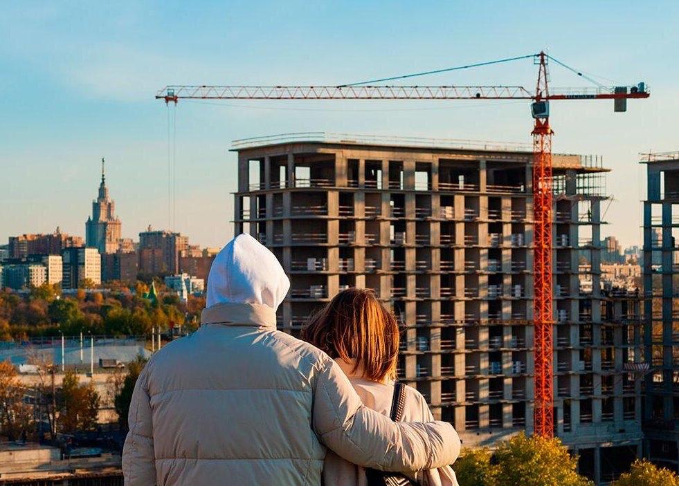 С 1 февраля 2026 года в России изменятся правила оформления семейной ипотеки супругам больше не позволят брать по одному льготному кредиту каждый Согласно новым требованиям Минфина муж и жена смогут участвовать только в одном договоре один как заёмщик второй как созаёмщик Ранее каждый из супругов мог оформить отдельную семейную ипотеку Также нововведения запрещают участие третьих лиц в таких договорах Новости Дня