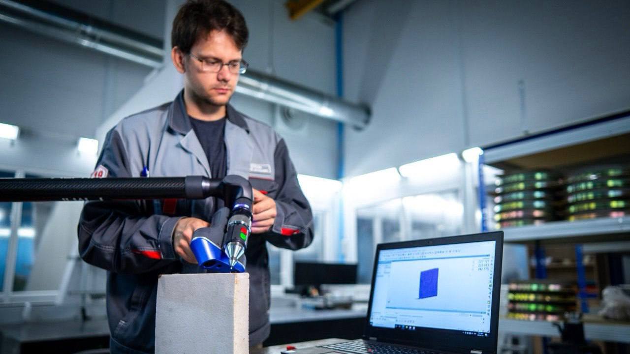 Разработка обнинской Технологии вошла в топ 10 прорывных решений 2025 года по версии Роспатента Ученые Технологии запатентовали инновационный способ изготовления сверхпрочных керамических форм для металлургии алюминиевых сплавов Сейчас в металлургии идет активная замена огнеупорных материалов содержащих асбест они обладают канцерогенными свойствами на экологически чистые материалы Инновационное решение обнинского предприятия упростит и ускорит производство высокопрочной огнеупорной керамической оснастки необходимой для выплавки металлических деталей Надо отметить что десять прорывных изобретений года были отобраны из 15 тысяч получивших патент Это те решения которых способны менять целые отрасли и улучшать повседневную жизнь людей отметил губернатор Калужской области Владислав Шапша Не грузит телеграм Подписывайся на наш канал в MAX