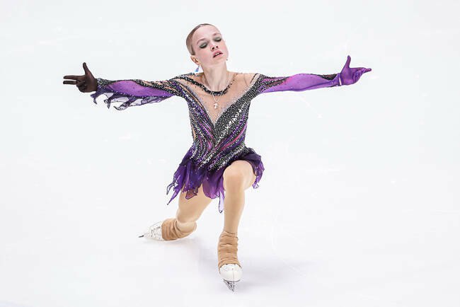 Елена Костылева пропустит Кубок Первого канала Фигуристка школы Ангелы Плющенко Елена Костылева не примет участие в предстоящем Кубке Первого канала среди юниоров спортсменка вынуждена пропустить соревнование из за болезни Об этом сообщает канал team kostyleva Прошлый сезон оказался успешным для Елены она дебютировав в группе Евгения Плющенко девушка одержала победу на первенстве России выиграла финал российского этапа Гран при среди юниоров и завоевала медали на этапах Гран при Читать полностью