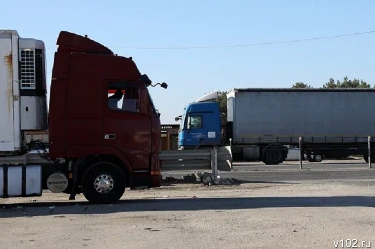 На стоянке для большегрузов под Волгоградом накануне нашли без сознания дальнобойщика, который перестал выходить на связь со своими родными. Полицейские отправились на поиски мужчины после звонка в отдел по Дубовскому району встревоженной супруги водителя. – 5 июля в отдел полиции поступил звонок от жительницы Новосибирской области о том, что её 58-летний супруг, работающий водителем-экспедитором, после остановки в селе Оленье Дубовского района, перестал выходить на связь. На стоянке полицейские обнаружили большегруз разыскиваемого и мужчину, лежащего без сознания с признаками причинения телесных повреждений, – рассказали в ГУ МВД России по Волгоградской области. – Медики доставили пострадавшего в больницу. По предварительным данным, приехавшая на место бригада скорой диагностировала у дальнобойщика травму головы. В тот же день оперативники задержали подозреваемого в избиении мужчины.