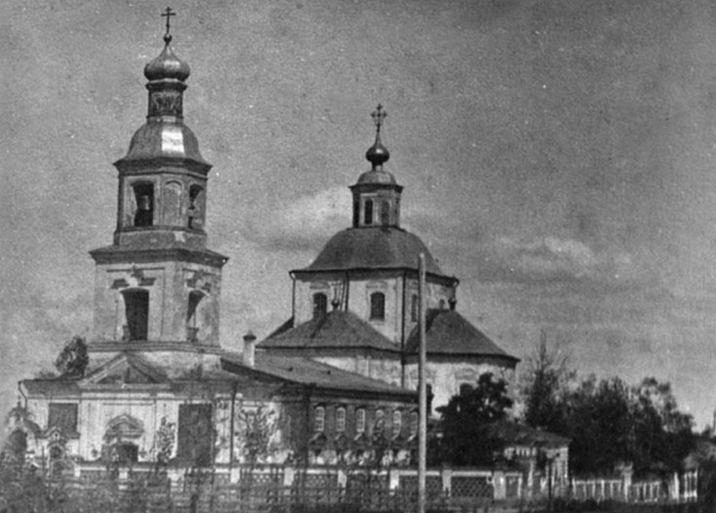В Острогожске отреставрируют превращённую в ДК старинную церковь Церковь Богоявления построили в конце 18 века и отличительной особенностью этого храма был монументальный иконостас редкой ширмообразной конструкции В середине 19 века здание частично перестроили добавили большую трапезную и трёхъярусную колокольню с колоколом гигантом В годы войны здание сильно пострадало и в 50 е годы 20 века его решили радикально перестроить и превратить в Дом культуры Сейчас планируется комплексный ремонт включающий восстановление фасадов и интерьеров усиление фундамента замену инженерных систем окон и дверей Подписывайтесь на нас в MAX