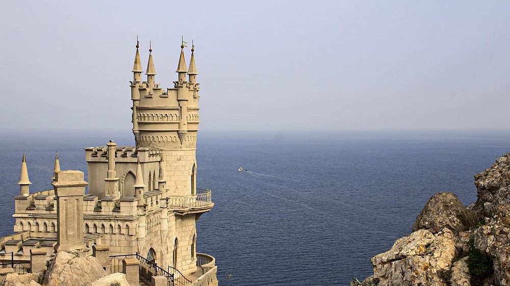 Чёрное море становится чище Учёные ЮФУ и Гидрохимического института Росгидромета зафиксировали один из самых низких за последние 18 лет уровень загрязнения нефтепродуктами в Чёрном море сообщили ТАСС в Южном федеральном университете по результатам проведённого исследования Учёные изучили результаты наблюдений последствий крушения танкеров в Керченском проливе в 2007 и 2024 годах чтобы оценить масштабы и динамику нефтяного загрязнения прибрежных вод к Международному дню Чёрного моря Данные показали значительные колебания концентраций нефтяных углеводородов в воде Однако пики загрязнения многократно превышающие норму ожидаемо фиксировались сразу после крушений танкеров Любопытно что после катастрофы 2024 года такой летний всплеск загрязнения в 2025 году зафиксирован не был Напротив отмечен один из самых низких уровней загрязнения за все 18 лет наблюдений Подробнее на Meteovesti ru черноеморе