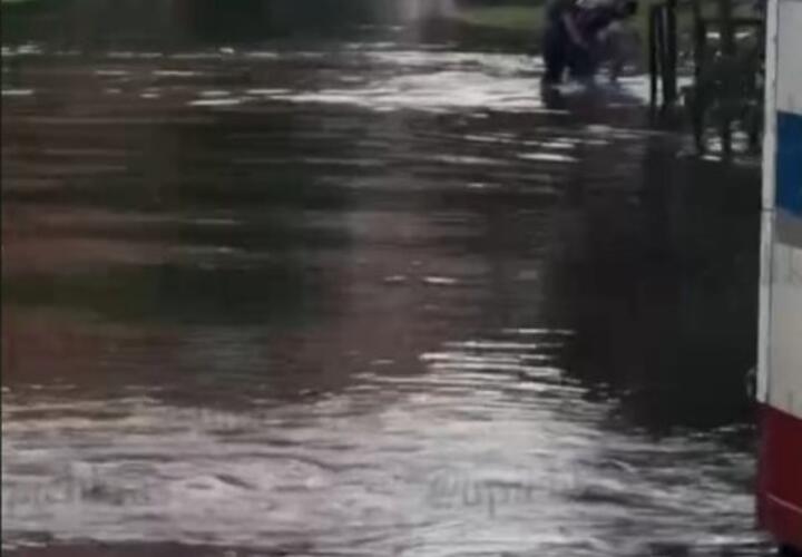 Водопад с потолка: центр Краснодара погрузился под воду из-за мощных ливней  В результате сильного дождя в центре Краснодара сегодня затопило несколько улиц. В частности, под водой оказались Комсомольская, Седина, Дмитриевская Дамба и ряд других. Подтопления наблюдаются даже в крупных ТЦ.  Например, в ТРЦ «Галерея» с потолка на посетителей льется настоящий водопад. Многие магазины закрыты.  Подписаться       Буст