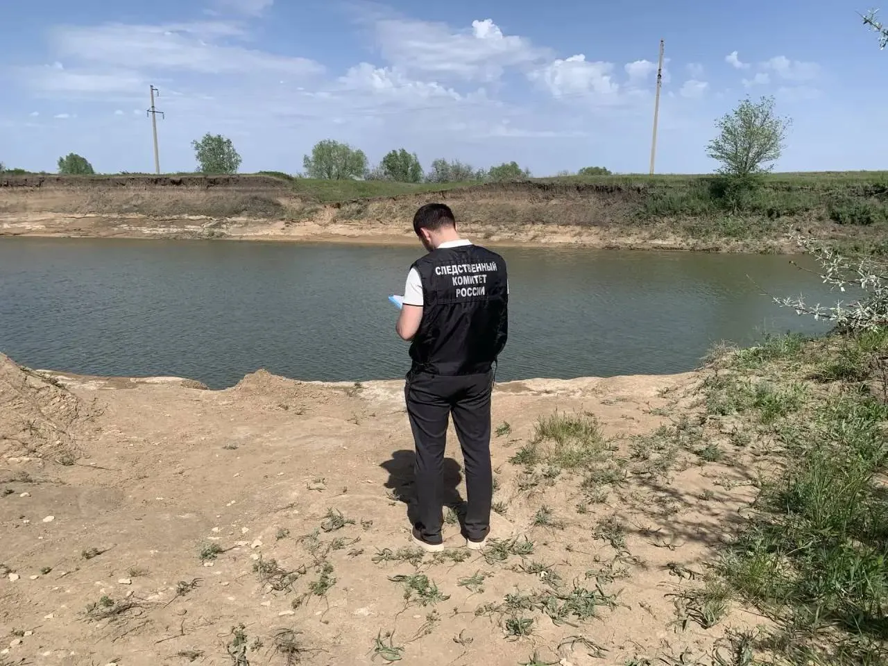 Следователями СК организована процессуальная проверка по факту гибели несовершеннолетнего в водоеме Дергачевского района По поручению руководителя следственного управления СК России по Саратовской области Дмитрия Александровича Костина организована процессуальная проверка по факту смерти 10 летнего мальчика в Дергачевском районе По предварительным данным 16 мая текущего года в реке Алтата села Петропавловка в Дергачевском районе было обнаружено тело 10 летнего мальчика В настоящее время следователями СК проводятся проверочные мероприятия направленные на установление всех обстоятельств произошедшего Признаков насильственной смерти при внешнем осмотре не обнаружено  Следственные органы напоминают что любой водоем это место повышенной опасности и обращают внимание граждан что необходимо соблюдать правила поведения на воде Особенно внимательны будьте к детям контролируйте их времяпровождение Отправляясь на отдых многие люди пренебрегают правилами поведения на воде подвергая себя и других лиц риску Только неукоснительное соблюдение мер безопасности на водных объектах может предупредить беду сохранить жизнь и здоровье вам и вашим близким Берегите себя и близких подписаться на Следком 64 в MAX подать обращение