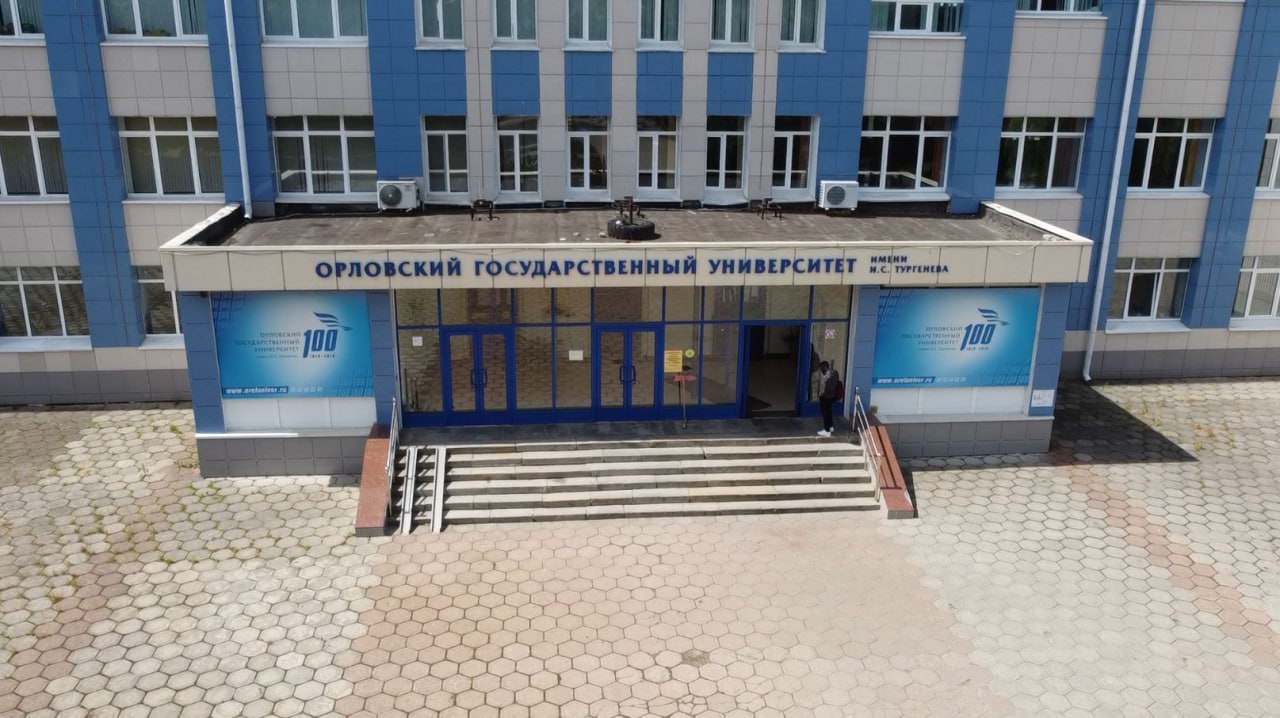 Орловские студенты стали победителями окружного этапа Всероссийского конкурса ОБЩАГА Там выбирали лучший студсовет общежитий Конкурс принимал город Владимир с 9 по 12 октября Участникам предстояло рассказать и показать как ребята проводят свое свободное время в общежитии О победе сообщили в пресс службе ОГУ им И С Тургенева Орловский госуниверситет представила команда общежития 6 Им предстояло пройти семь испытаний Профтест Правовое ориентирование Биатлон Визитка Проект развития общежития Информационная работа и Заседание ССО Кстати их работу отметили не только эксперты но и участники конкурса Орловчане поделились что они настроены на победу и на федеральном этапе Но ребята не только соревновались Для них организовали мастер классы и обучающие встречи Всероссийский этап конкурса пройдет в Москве с 30 октября по 2 ноября Perviy Oblastnoi Мы в МАХ