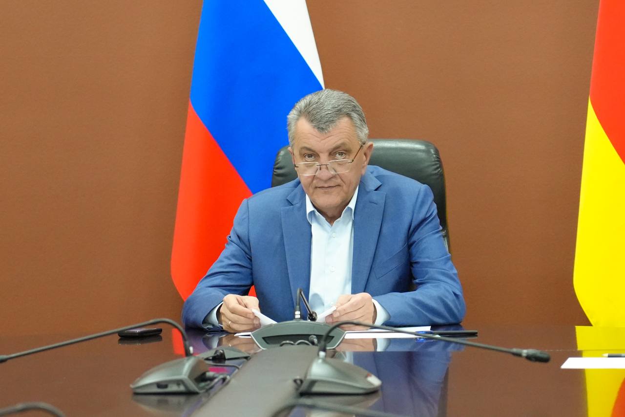 Глава РСО – Алания Сергей Меняйло в режиме видео-конференц-связи принял участие в заседании межведомственной комиссии по снижению уровня неформальной занятости и легализации трудовых отношений в СКФО. Мероприятие провел полномочный представитель Президента Российской Федерации в Северо-Кавказском федеральном округе Юрий Чайка. Участники заседания рассмотрели вопросы реализации Плана мероприятий противодействия нелегальной занятости в РФ на 2025 – 2027 годы, а также ликвидации накопленной и профилактики образования новой задолженности по заработной плате в субъектах округа. Юрий Чайка напомнил, что в текущем году органы исполнительной власти всех уровней приступили к реализации обновленного федерального Плана мероприятий противодействия нелегальной занятости. Субъектами округа актуализированы созданные на его основе свои региональные планы по противодействию нелегальной занятости на двухлетнюю перспективу. – Для оценки результативности мы опираемся на установленные целевые показатели по выявлению теневой занятости и результаты проводимого Рострудом мониторинга. Так, по итогам 1 квартала количество выявленных граждан, находящихся в неформальных трудовых отношениях, составило около 20 тысяч человек. Из них заключили трудовые договоры 5 тысяч граждан, около 10 тысяч человек зарегистрировались в качестве индивидуальных предпринимателей, свыше 3 тысяч – в качестве самозанятых, – отметил Юрий Чайка. Подробнее читайте на нашем сайте. #alaniagov #севернаяосетия #алания #главарсоа