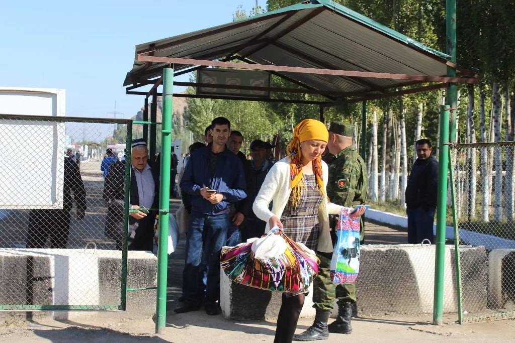 Три пункта пропуска на кыргызско-узбекской границе начнут работать круглосуточно Речь о КПП "Кадамжай", "Чечме" и "Ак-Кыя". Режим начнет действовать сегодня с 20:00, он касается только граждан двух стран. Мера направлена на облегчение передвижения граждан в туристический сезон. Особенно это актуально для посещения таких популярных мест, как Шахимардан, озеро Курбан-Кол, ущелья Дугоба и Гаувян, сказали в Погранслужбе. Круглосуточный режим продлится до 1 октября.