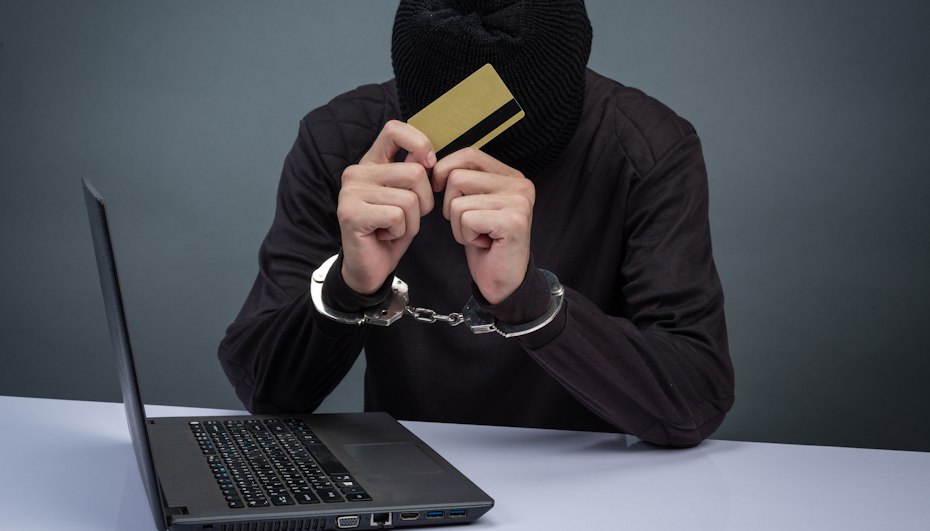 Мошенники переизобрели старую схему стало ещё опаснее В интернете зафиксирована новая вариация схемы фейк босс направленная на инвесторов Злоумышленники представляются сотрудниками крупных инвестиционных компаний и демонстрируют осведомлённость о наличии у жертвы брокерского счёта Первоначальный контакт преступники осуществляют под формальным служебным предлогом Чаще всего речь идёт о внутренней проверке утечке данных или взаимодействии с госорганами Цель звонка создать стрессовую ситуацию После этого разговор переходит на второй номер якобы с представителем правоохранительных структур Следующий этап перевод жертвы в режим повышенной секретности Злоумышленники просят уйти в уединённое место и апеллируют к срочности и конфиденциальности При возникновении сомнений они усиливают давление угрожая повесткой проверкой или уголовной ответственностью Конечной целью схемы является выманивание денег путём предложения защиты активов или их перевода на безопасные счета iguides