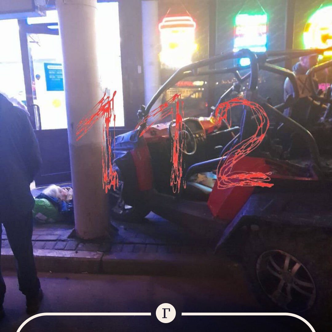 Подростки на багги въехали в толпу людей в Подмосковье 13 летние школьники за рулем внедорожной техники протаранили здание автостанции в Тучково Пострадали два человека мужчину от удара отбросило в сторону женщина оказалась под колесами транспорта и серьезно пострадала Ее в тяжелом состоянии увезли в реанимацию Подростки после ДТП начали извиняться и говорить что их багги занесло UPD В полиции уточнили что среди пострадавших девушка 2006 года рождения и 64 летняя пенсионерка   Читайте Газету Ru в MAX