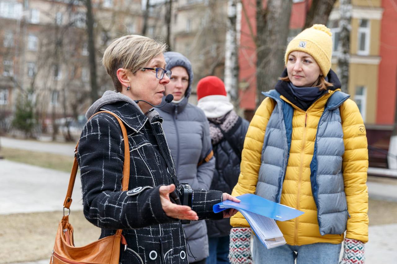 Две экскурсионные программы по Жуковскому вышли в финал XII Всероссийской туристской премии Маршрут года 2025 В финал попали 360 проектов из 59 регионов России и Республики Беларусь Всего на участие в премии было подано 454 проекта По итогам конкурсных отборов Жуковский вошел в финал по номинациям 1   Лучшая экскурсия в городе Название маршрута Город начинается с ЦАГИ В маршрут экскурсии включены памятники истории и архитектуры связанные с научной и градообразующей ролью ЦАГИ Экскурсовод расскажет об истории проекта Города Сада братьев Весниных Первого и Пятого домов по улице Жуковского Дворца культуры гостиницы Дружба городского парка и других самых красивых мест авиаграда   Тематическая городская пешеходная экскурсия предназначена для людей старше 12 лет 2   Лучший детский маршрут Название маршрута Путешествие через эпохи Маршрут включает в себя прогулку по центру авиаграда изучение памятников и архитектурных форм относящихся к различным историческим эпохам Экскурсовод расскажет о людях в честь которых были названы улицы Жуковского и познакомит учеников младшей и средней школы с историей города и страны Возрастное ограничение 8 Автор маршрутов Елена Магаляс  Всероссийская туристская премия Маршрут года присуждается по итогам открытого всероссийского конкурса проектов в области создания и развития туристских маршрутов предусматривающих посещение достопримечательностей в соответствии с тематикой маршрута исторических архитектурных духовных природных и других Pak Andronik Жуковский