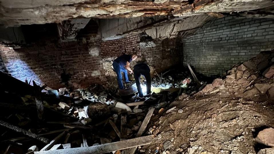Прокуратура начала проверку после падения 13 летней девочки в заброшенный подвал Волгограда Подростка нашли 3 сентября в подвале бывшей котельной на улице Северный городок без еды и воды Девочка получила травмы и была истощена Прокуратура оценит соблюдение требований безопасности к заброшенным объектам и определит меры ответственности Все самые заметные новости Подписывайтесь