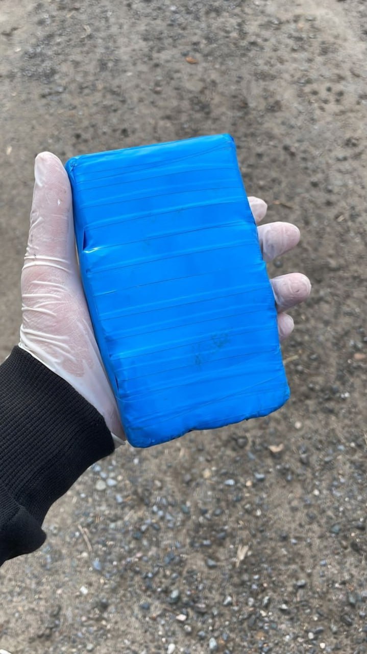 В Костромской области завершено расследование уголовного дела о незаконном распространении наркотиков Полицейские получили информацию о том, что в Шарью прибудет курьер с крупной партией наркотиков За рулем находился 30-летний житель Ленинградской области. При обыске изъяли свертки Внутри находилось 637 граммов гашиша и 2 грамма амфетамина. В отношении задержанного было возбуждено уголовное дело по признакам преступления, предусмотренного ч.3 ст. 30 ч.4 ст. 228.1 УК РФ. Из тайников в Ленинградской и Костромской областях изъято еще 4 грамма гашиша и 1 грамм MDMA Противоправной деятельностью обвиняемый занимался вместе с приятелем. Мужчины работали только в роли курьеров, а позже решили организовать свой бизнес. Они открыли интернет-магазин и даже наняли дизайнера. Они получали оптовые партии товара, фасовали и раскладывали В настоящее время уголовное дело направлено в суд для рассмотрения по существу. Мужчинам грозит наказание в плоть до лишения свободы до 20 лет. #мвд #кострома #стопНаркотик #следствие