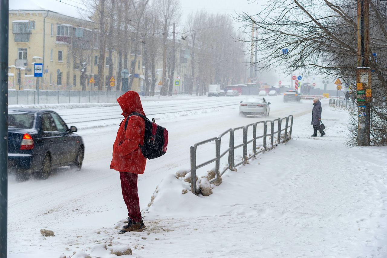 Челябинский пульмонолог Мошнова рассказала как правильно дышать на морозе Челябинскую область до выходных захватил арктический антициклон принёсший на Южный Урал аномальные холода Завтра 15 января согласно данным синоптиков в отдельных районах температура опустится до 40 градусов Как объясняет заведующая пульмонологическим отделением первой поликлиники ГКБ 8 Челябинска Валерия Мошнова в холода чтобы не простудиться важно правильно дышать Наша дыхательная система устроена так что при вдыхании воздуха через нос он успевает прогреваться до попадания в лёгкие Однако сильные холода могут ослаблять местный иммунитет что делает организм уязвимым перед инфекциями Особенно осторожными на морозе нужно быть людям с хроническими и острыми заболеваниями дыхательной системы астматикам людям с хронической обструктивной болезнью лёгких бронхитом а также тем кто недавно перенёс ОРВИ и курильщикам Чтобы защититься от холодов медик советует дышать только носом Если же он заложен то при дыхании ртом лучше создавать лишь небольшую щель между губами так воздух успеет лучше прогреться Кроме того и рот и нос лучше прикрыть шарфом Также лучше не допускать резких вдохов дыхание должно быть медленным и размеренным И старайтесь не разговаривать долго на улице В качестве дополнительной профилактики пульмонолог рекомендует следить за уровнем влажностью воздуха в доме так как сухость дополнительно пересушивает слизистую дыхательных путей Возможно использование местных назальных средств которые образует гелеобразный слой барьер фильтр Он защищает организм от попадания микрочастиц с вдыхаемым воздухом отметила медик Пить следует только тёплые напитки чай компот воду Так вы поддержите гидратацию слизистой Увеличьте частоту и тщательность мытья рук откажитесь от контактов с больными так можно снизить риск заражения болезнями к которым организм наиболее восприимчив в холода Вакцинируйтесь от гриппа и пневмококка это надёжная защита для лёгких в сезон простуд призвала в заключение Валерия Мошнова minzdravstvuite eugenejut