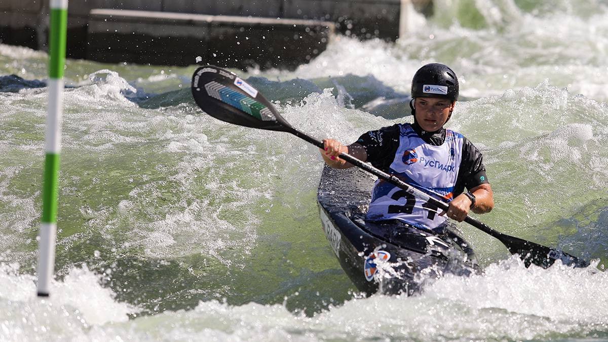 Российских гребцов допустили до турниров во всех классах Исполнительный комитет World Rowing разрешил российским и белорусским спортсменам выступать в нейтральном статусе во всех классах судов на всех соревнованиях по гребному спорту проводимых под эгидой World Rowing в том числе на чемпионате мира в дисциплине гребля индор на Всемирной регате мастеров чемпионате мира по прибрежной гребле и финалах пляжного спринта сообщила пресс служба Федерации гребного спорта России ФГСР В ФГСР подчеркнули что это решение подчеркивает тот факт что даже самые непримиримые федерации со временем все же вернут российских спортсменов на мировую арену Подписаться на Российскую газету в Читать нас в MAX