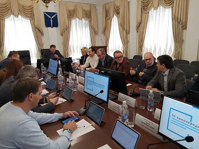 В Саратове придумали хитрую схему повышения сборов налога на недвижимость Местные власти решили стимулировать граждан оформлять права собственности на жилые дома и хозяйственные постройки На заседании профильного комитета гордумы выдвинули инициативу о выплате в 5 6 тысяч рублей за регистрацию дома С одной стороны идея выглядит как забота о легальности и комфорте зарегистрировал дом получил компенсацию С другой стороны тут скрывается маленькая деталь Налог на недвижимость за дом в Саратове составляет примерно 0 1 0 3 от кадастровой стоимости в год То есть если ваш дом стоит скажем 3 млн рублей ежегодный налог составит около 3 9 тысяч рублей а это уже больше чем обещанная компенсация Иными словами инициатива стимулирует регистрацию деньгами сейчас чтобы в следующем году отбить а то и превзойти этот платеж в виде налога на недвижимость который поступает в региональный бюджет Умно ничего не скажешь ИЖС