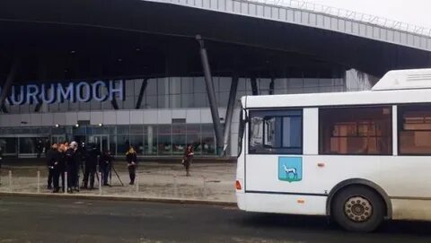 В Курумоч планируют запустить два автобуса Общественный транспорт доставит пассажиров в аэропорт из Самары и Тольятти Самарский минтранс заявил о планах по созданию двух новых межмуниципальных автобусных маршрутов 222 и 333 которые будут следовать до аэропорта Курумоч Реализовать нормальное регулярное транспортное сообщение с воздушной гаванью планируют в конце 2025 года Маршруты будут работать по регулируемым тарифам с предоставлением льгот Автобусы 222 планируют пустить до первого терминала Курумоча от железнодорожного вокзала Самары По пути они будут делать остановки у Центрального автовокзала ТЦ Империя ТРК LETOUT в микрорайоне Новая Самара и на КДП Новосемейкино Автобусы 333 будут курсировать между аэропортом и Тольятти Отправляться они будут от тольяттинского ТЦ Парк Хаус и по пути сделают остановки в сёлах Васильевка и Зелёновка посёлках Прибрежный и Курумоч Пассажиров также доставят к первому терминалу Удобное транспортное сообщение с самарским аэропортом Курумоч отсутствует длительное время Маршрутки не обеспечивают потребности пассажиров в связи с нерегулярным расписанием и дороговизной Вечером и ночью в аэропорт возможно добраться только на личном транспорте или такси