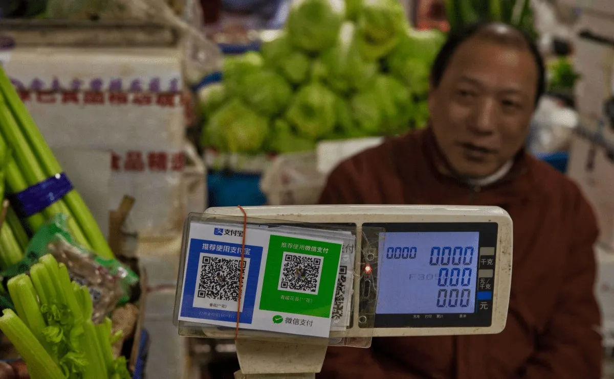 ВТБ запустил оплату по QR коду в Китае Услуга доступна в мобильном приложении банка в десятках миллионов торговых точек по всей стране Деньги списываются в рублях с автоматической конвертацией в юани по внутрибанковскому курсу vc ru money 2936915