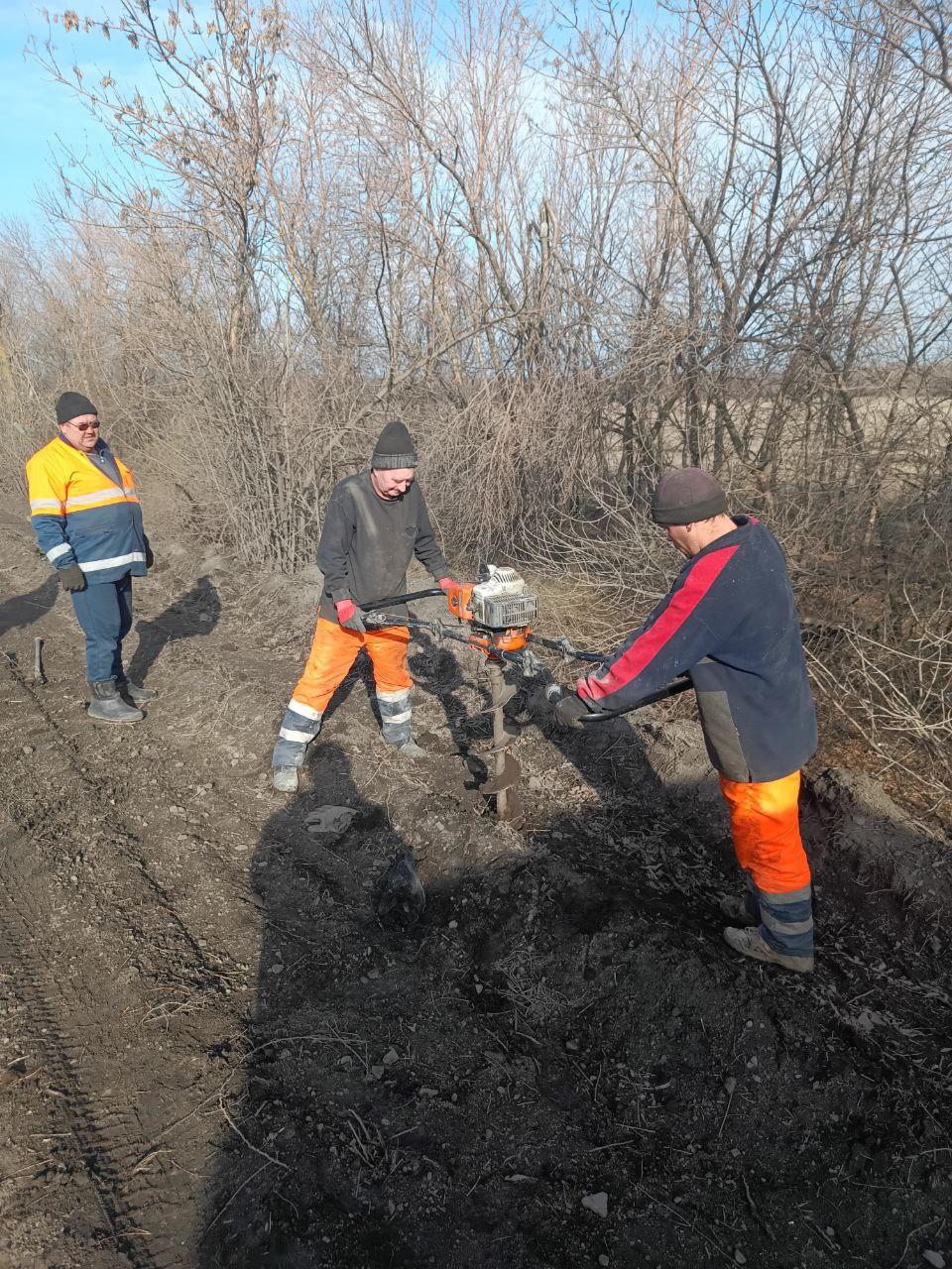 Продолжаются плановые работы по установке дорожных знаков      Так, в январе 2025 года, на автодороге межмуниципального значения 43Н-039  Георгиевка – Ровеньки  – Свердловск сотрудники ГУП ЛНР «Луганский автодор» провели работы по установке знаков дорожного движения и сигнальных дорожных столбиков. Так же была произведена очистка обочин от нежелательной древесно-кустарниковой растительности.  Зарастание обочин нежелательной растительностью снижает видимость, скрывает знаки, ограждения и сигнальные столбики, что приводит к увеличению аварийности. Сотрудники дорожных служб стараются своевременно устранять все недостатки и дефекты возникающие на автомобильных дорогах республики.