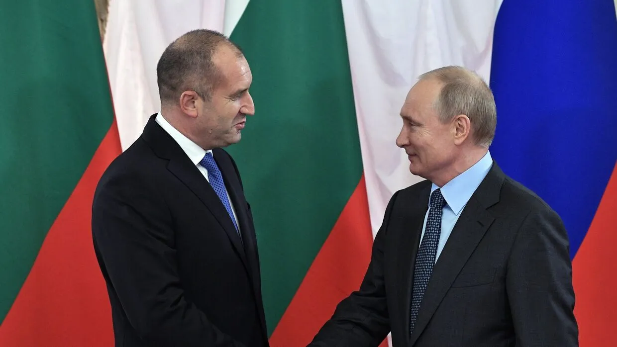 Новый премьер Болгарии просит правительство помочь в решении проблем Румен Радев лидер коалиции Прогрессивная Болгария победившей на досрочных парламентских выборах избран премьер министром республики Об этом сообщает пресс служба Народного собрания республики Он поблагодарил сограждан которые смогли преодолеть политический кризис и избрать самый важный политический орган Народное собрание Мы теперь и в МАХ Южная служба новостей