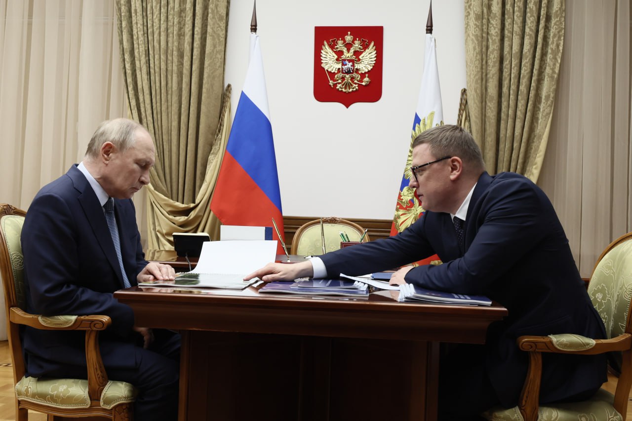 Губернатор Челябинской области Алексей Текслер доложил президенту России Владимиру Путину о социально-экономическом развитии области, мерах поддержки участников СВО и их семей, а также ключевых инфраструктурных проектах. Алексей Текслер выразил благодарность президенту за внимание, уделяемое Челябинской области, и подробно остановился на вопросах поддержки специальной военной операции. Также губернатор сообщил Владимиру Путину о реализации национальных проектов. Резюмируя, Алексей Текслер подчеркнул, что за последние пять лет ВРП региона вырос вдвое – с 1,5 трлн до 3 трлн рублей. Автор фото Наиль Фаттахов