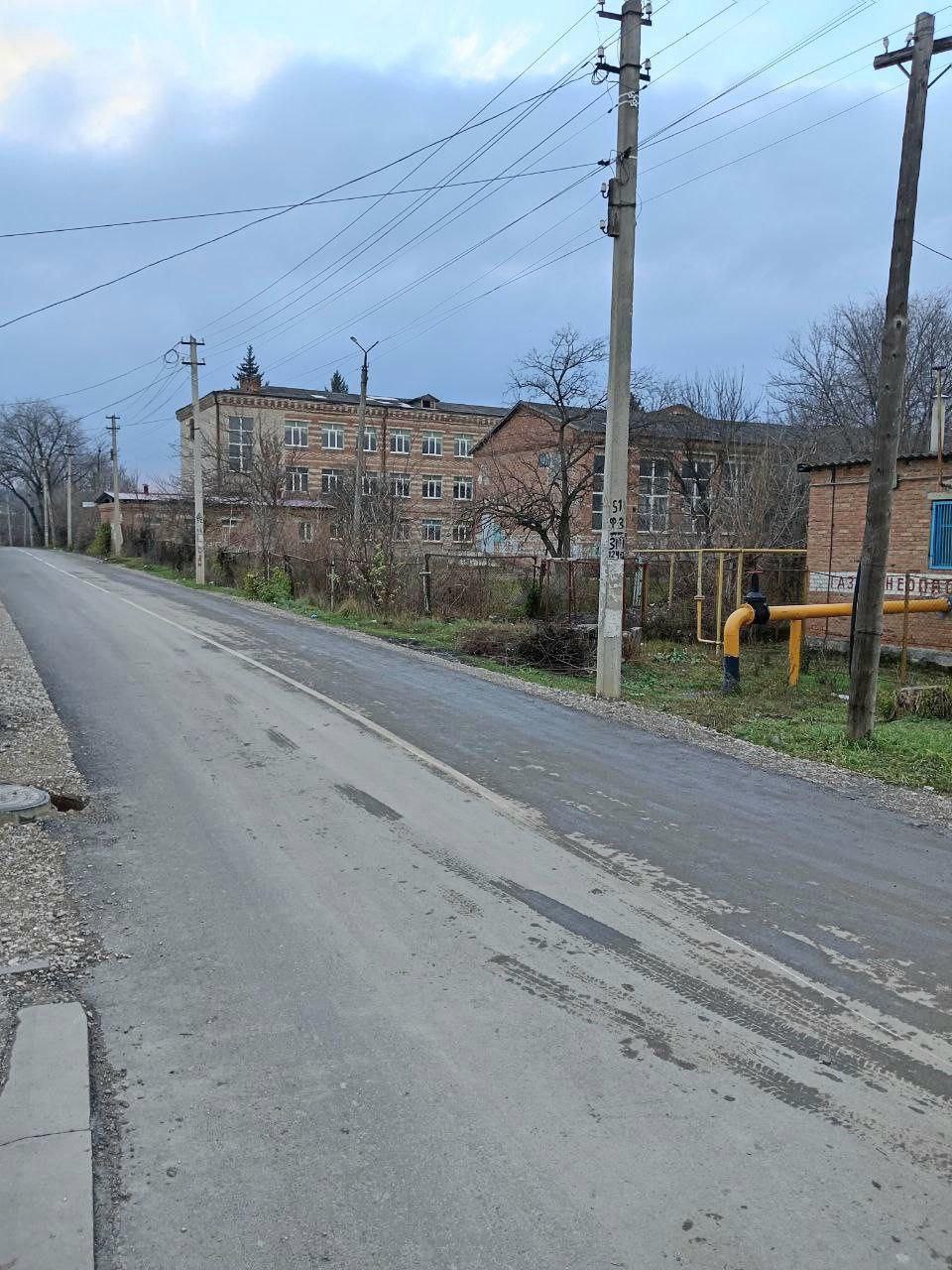 В Георгиевском округе появились новые дороги к школе    В рамках реализации краевого проекта «Дорога в школу» в этом году в Георгиевском округе были выполнены работы по переулку Библиотечному в станице Александрийской и переулку Милозовского в станице Георгиевской.  Произведена укладка асфальта, обустроены тротуары, где необходимо – выполнено уличное освещение, нанесена разметка, обновлены светофоры и пешеходные переходы.   В настоящее время ведётся подготовка документов для участия в программе в следующем году.  - Провожая ребёнка в школу, я спокойна за его безопасность, всё обустроено лучшим образом, - рассказывает мама ученика Александрийской школы Ольга Т.  Региональная программа «Дорога в школу» стартовала на Ставрополье впервые. В этом году ремонтируют подъездные пути к 24 школам в 12 территориях, в дальнейшем планируется распространить проект на весь край.