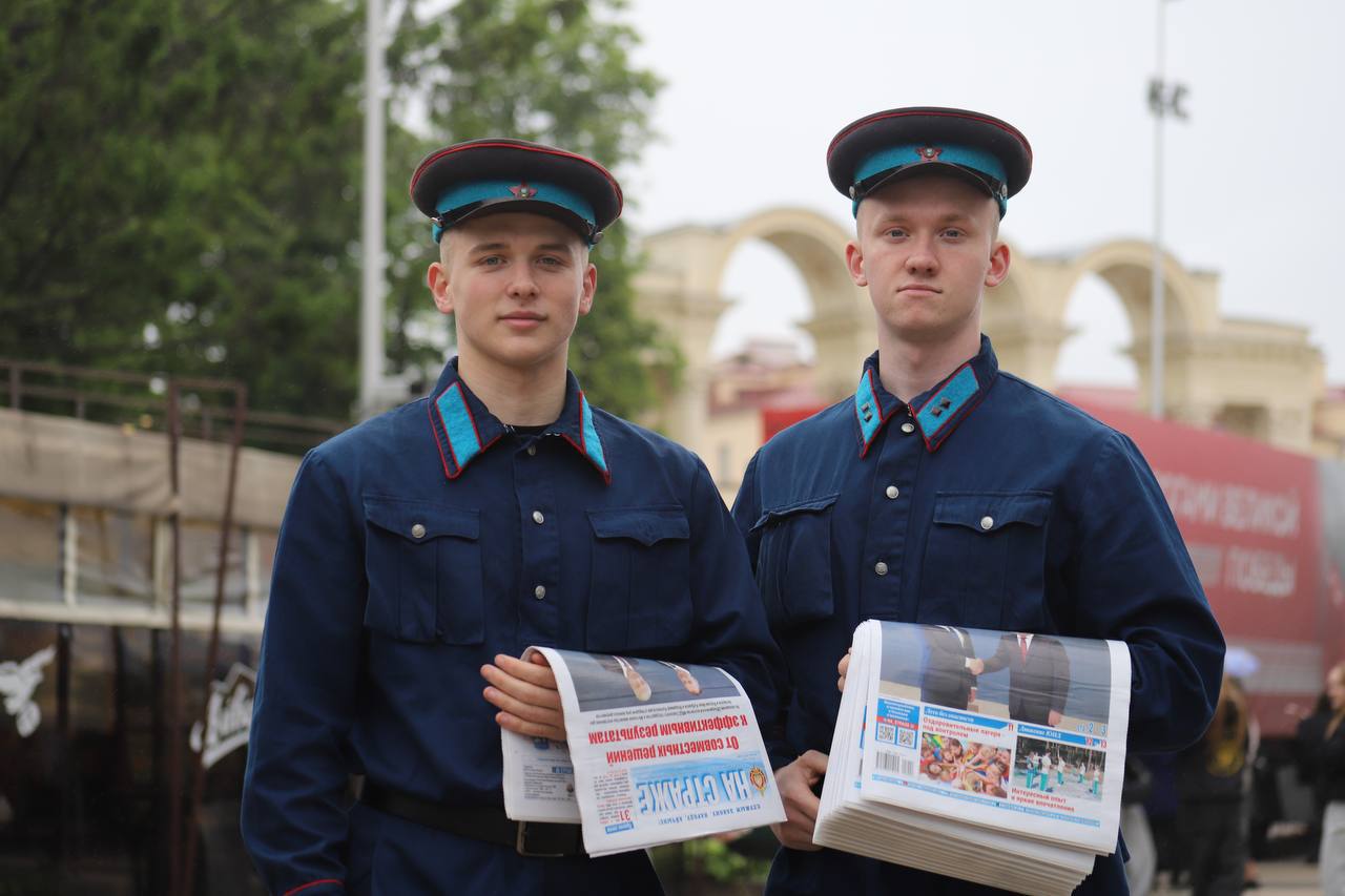 #милиция_детям В Минске завершился II мультиспортивный турнир среди военно-патриотических клубов столицы под девизом «Мы помним, мы гордимся»! Он проходил в рамках акции «За безопасность вместе» и посвящен 80-летию Великой Победы. Мультиспортивный турнир длился два дня. 10 команд, представляющие военно-патриотические клубы минской милиции, проходили испытания в разных видах спорта: классическом футбол, баскетбол, шашки, полоса препятствий и киберспорте симуляторы, королевская битва, шутер и иное . Работая в слаженной команде, дети демонстрировали силу, ловкость, выносливость, умение предвидеть поведение соперника и переиграть его. За компьютером и на стадионе ребята проявили себя с лучшей стороны и подтвердили: нам есть и всегда будет кем гордиться! До встречи в следующем году! P.S. Кстати, некоторых героев сегодняшнего дня вы сможете увидеть совсем скоро уже в милицейской форме – многие воспитанники клубов планируют поступать в ведомственные вузы и стать частью большой команды минской милиции. Удачи всем! Увидеть больше фотографий вы можете на сайте.