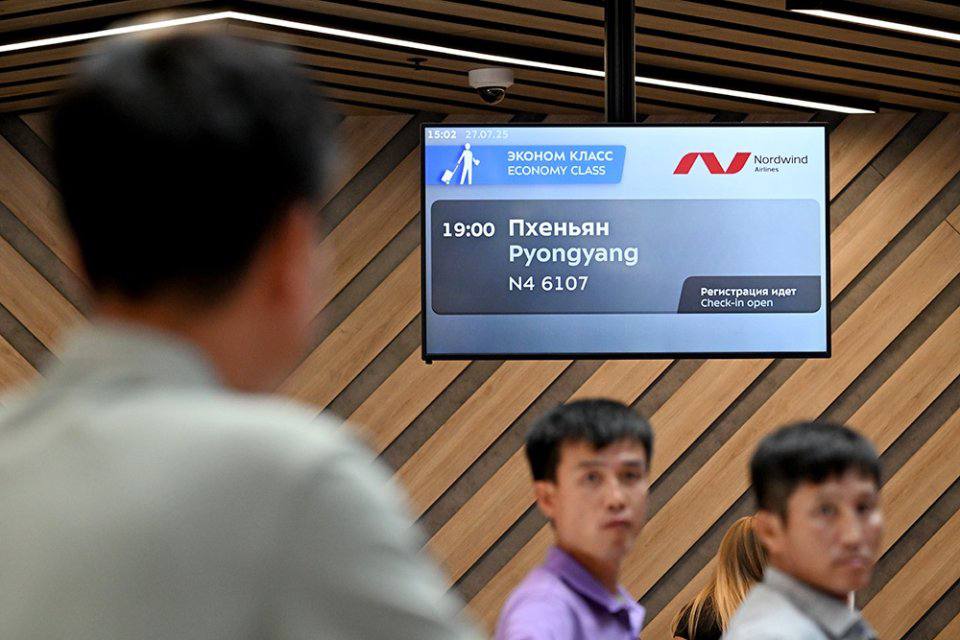 Из Москвы вылетел первый прямой рейс в Пхеньян Полет осуществляет перевозчик Nordwind самолетом Boeing 777-200ER, который вмещает до 440 пассажиров. Время в пути - 8 часов 5 минут. В столицу КНДР самолет прибудет в 09:00 по местному времени. Обратный рейс ожидается во вторник, 29 июля.