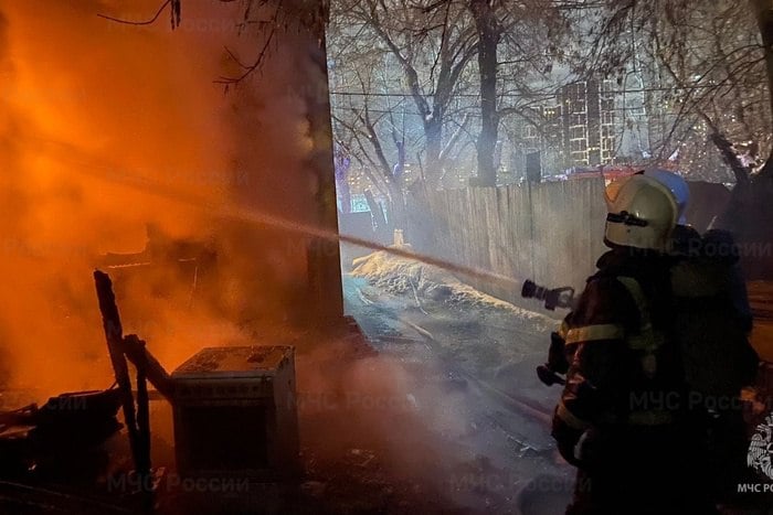 У погибшего в пожаре на Вишневой мужчины остались трое детей  Супруга мужчины, погибшего при пожаре в жилом бараке на улице Вишневой в Екатеринбурге, подтвердила «КП-Екатеринбург», что ее муж был с любовницей.  — Мы с сыном уехали к моему брату в Сысерть, а в понедельник она мне позвонила и сказала: «Я с твоим мужиком сижу», — рассказала «КП-Екатеринбург» жена погибшего Алена.  Когда Алена уехала со старшим в Сысерть, 47-летний Александр на три дня отправил двух дочек к теще, на второй этаж, а сам уединился с женщиной по имени Оксана для любовных утех, пишет издание.