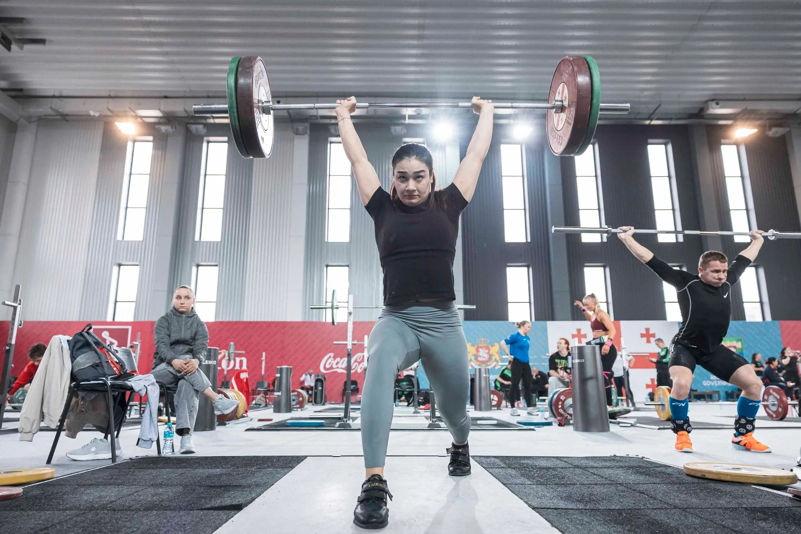 Зарина Гусалова завоевала серебро на чемпионате Европы по тяжелой атлетике в Батуми В весовой категории до 69 кг российская тяжелоатлетка взяла вес в 105 кг в рывке и 127 кг в толчке набрав в сумме двоеборья 232 кг белоруска Сюзанна Володько 237 кг 108 129 немка Лиза Швайцер 231 кг 109 122 Еще одна россиянка Евгения Гусева стала восьмой 224 кг 100 124 Подписывайтесь на РИА Новости Спорт в Mакс